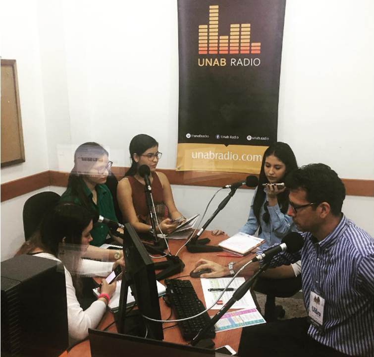 Cabina de Radio junto a estudiantes durante cubrimiento de Ulibro 2017